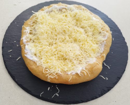 Sajtos-tejfölös lángos