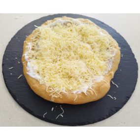 Laktózmentes sajtos-tejfölös lángos