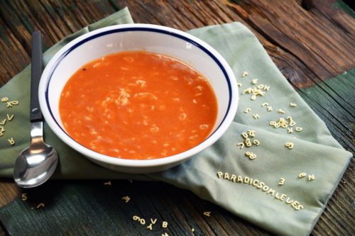 Bazsalikomos paradicsomleves betűtésztával